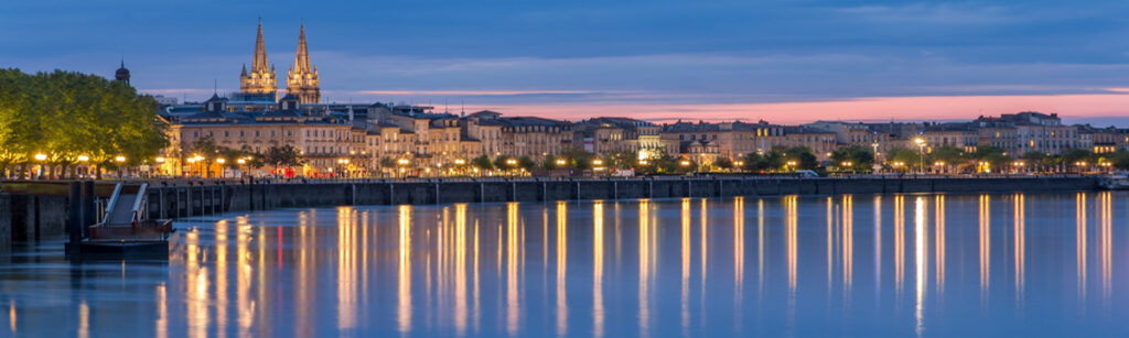 Les quais de bordeaux vu depuis le pont de pierre