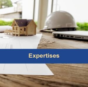 Plan de travail d'une maison immobilier en construction casque de chantier expertise diagnostic